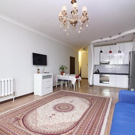 Квартира В Самом Центре Столицы Казахстана Apartment Nur-Sultan  Exterior photo